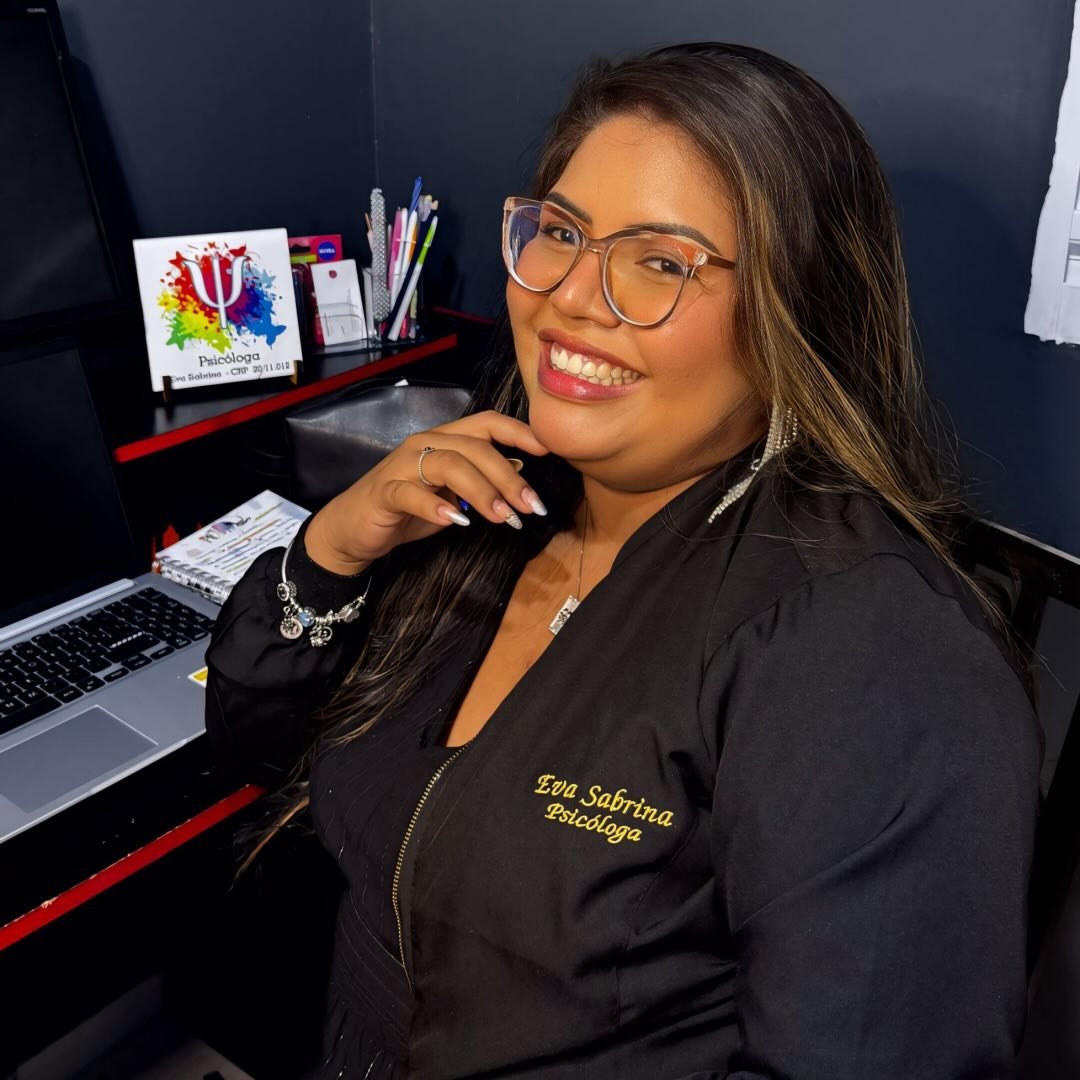 Eva Sabrina – Psicóloga Clínica e Hospitalar sorrindo, em ambiente profissional