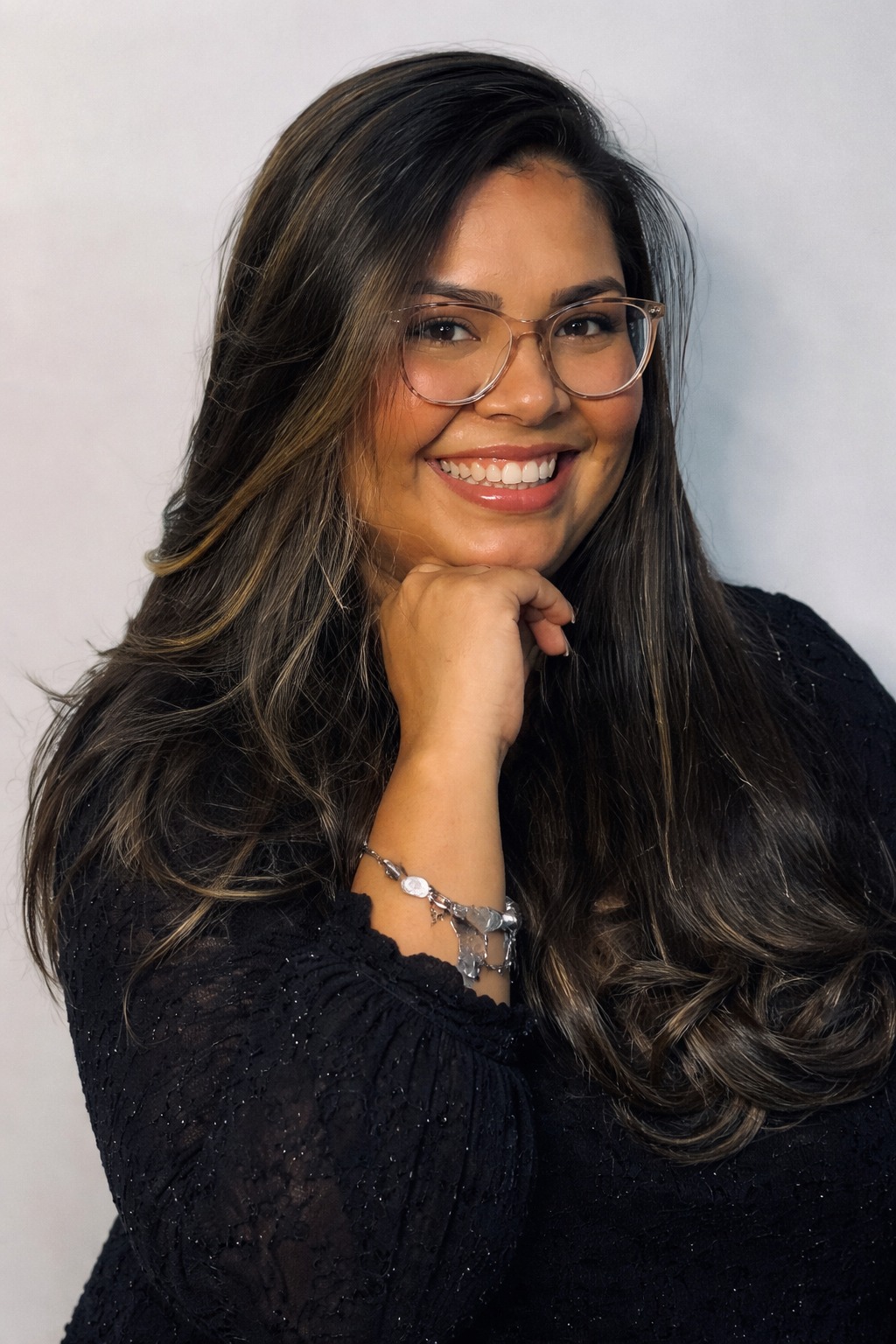 Eva Sabrina em ambiente de consultório, demonstrando acolhimento e profissionalismo